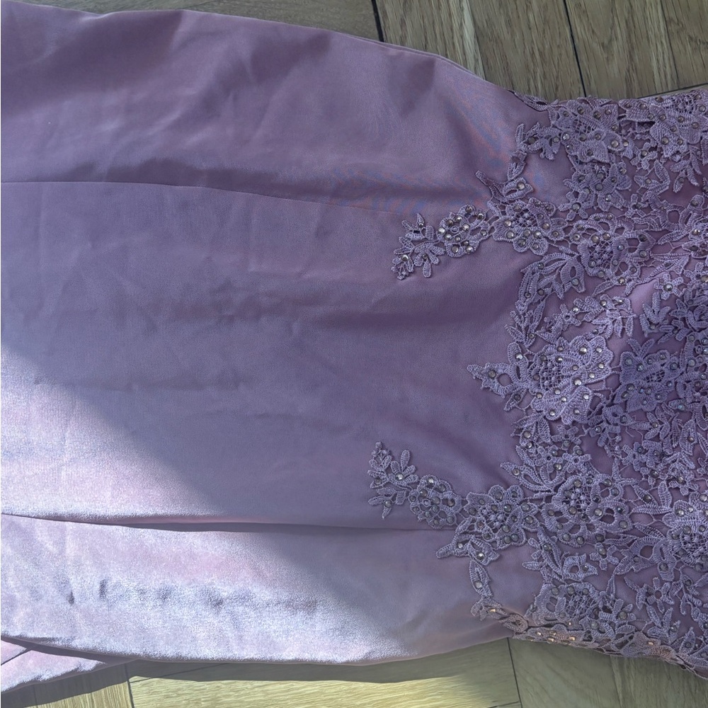 Pink embroidered gown - Picture 4 of 9